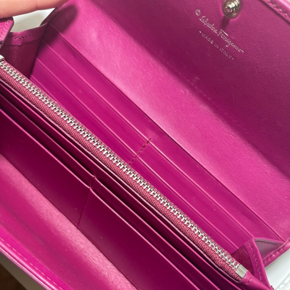 100% authentic Ferragamo Vera bow snap wallet - Picture 4 of 5